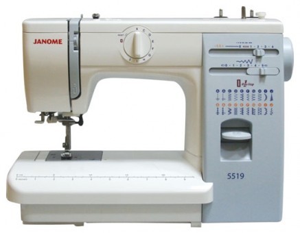 Электромеханическая швейная машина Janome 419S / 5519 Простая и надежная электромеханическая машина Janome 419S / 5519, широко известная среди профессиональных швей и любителей. 