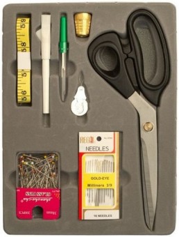Швейный набор REACH SWK-12-1702 В набор входит: портновские ножницы, сантиметр, белый карандаш для ткани, вспарыватель, наперсток, набор ручных игл, нитевдеватель, набор булавок