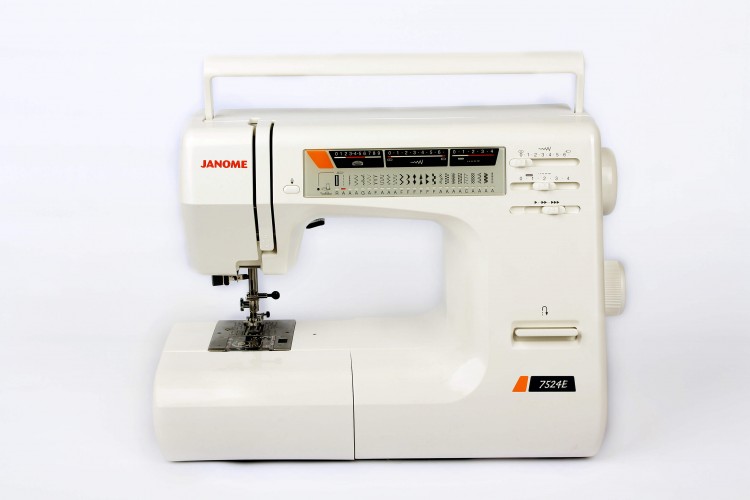 Электромеханическая швейная машина Janome 7524E по цене 41 040 руб. в ...